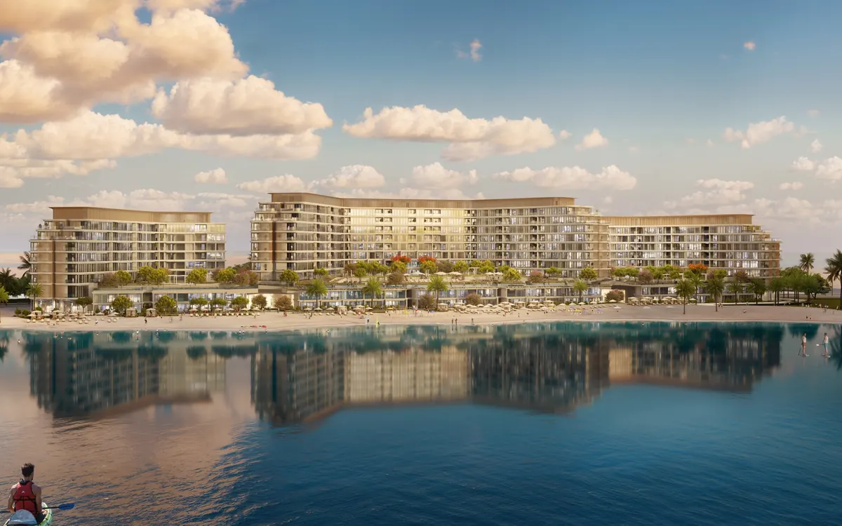 Sobha Beach Residences : immeubles bas sur la plage, reflétés dans la lagune