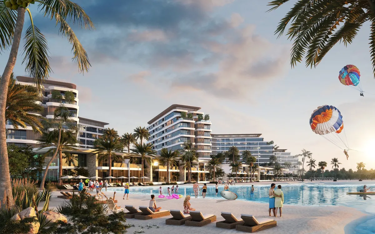 Immeubles au-dessus de la lagune sportive, avec plage et parachutes ascensionnels